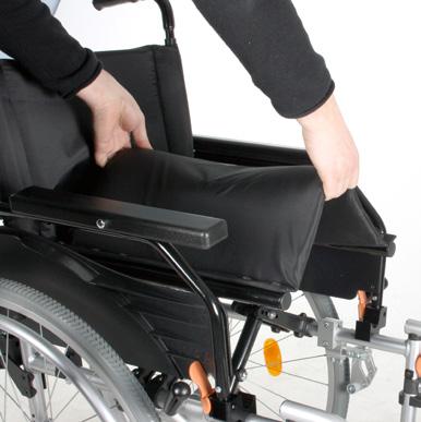 Op foto 3 ziet u hoe de rolstoel er uit ziet met een opgeklapte voetplaat; Om de rolstoel in te vouwen, dient u de oranje knop op