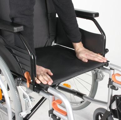 u voor of naast de rolstoel staan en duwt u de zitbuizen zover mogelijk naar buiten (foto 9); Nu trekt u de rugspanner weer omhoog.