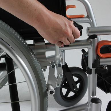 zetten. Als u de rolstoel op de rem wilt zetten, dient u de volgende stappen te volgen.