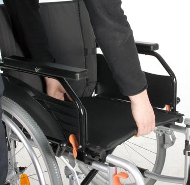 Bovendien zijn de voet- en/of beensteunen wegzwenkbaar en afneembaar. Daarnaast zijn bepaalde componenten van de rolstoel te verkleinen.