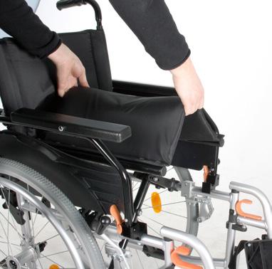 1 De rolstoel opvouwen Om de rolstoel eenvoudig mee te nemen, dient u onderstaande handelingen op te volgen: Voordat u de rolstoel op gaat vouwen moet u het eventuele zitkussen verwijderen;