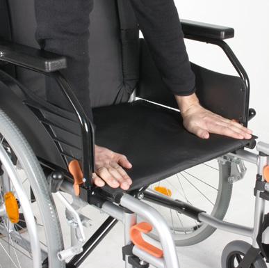 7.2 De rolstoel uitvouwen Om de rolstoel uit te vouwen dient u onderstaande handelingen op te volgen: Maak de achterwielen vast aan het frame van de rolstoel.