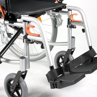 aan beide kanten naar beneden door op de zittingsbuizen naar beneden te duwen (foto 46); Om er zeker van te zijn dat de rolstoel goed is uitgevouwen, gaat u voor of naast de rolstoel staan en