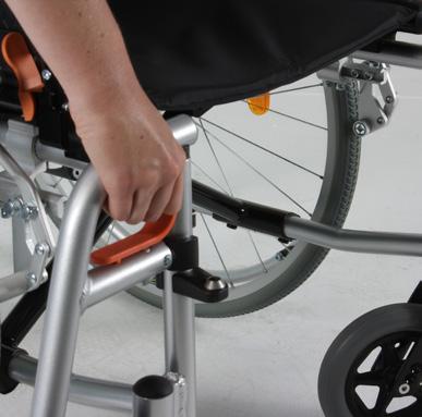 De rolstoel is nu weer klaar voor gebruik. Als u de rolstoel opgevouwen gaat vervoeren in uw auto dient u er zeker van te zijn dat de rolstoel op zijn plaats blijft liggen.