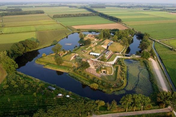 In 1382 kreeg Leerdam stadsrechten en zelfs voor een tweede keer in 1407, van graaf Willem VI van Holland. Leerdam ligt aan het schilderachtige riviertje de Linge.