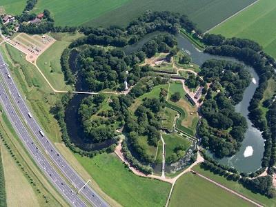 De monumentale stadsmuur aan de Zuidwal en de grachten laten zien hoe de versterkte stad eruitzag. Ook Leerdam had het in 1672 zwaar te verduren door de aanvallen van het Franse leger.