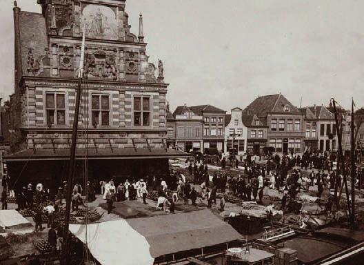 Sander Wegereef Anonieme foto van de kaasmarkt in 1902. Kaasdragers actief bij het het hulpwaaggebouw dat in 1971 werd gesloopt voor de bouw van een tijdelijk VVV kantoor. Anoniem, ongedateerd.