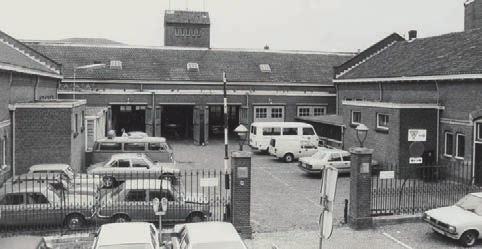 Op de hoek Doelenstraat/Gedempte Nieuwesloot verrees in 1892-1893 een nieuw gebouwencomplex ter huisvesting van de burgeravond- en een ambachtsschool. Een foto van ca. 1894 toont de nieuwbouw (afb.