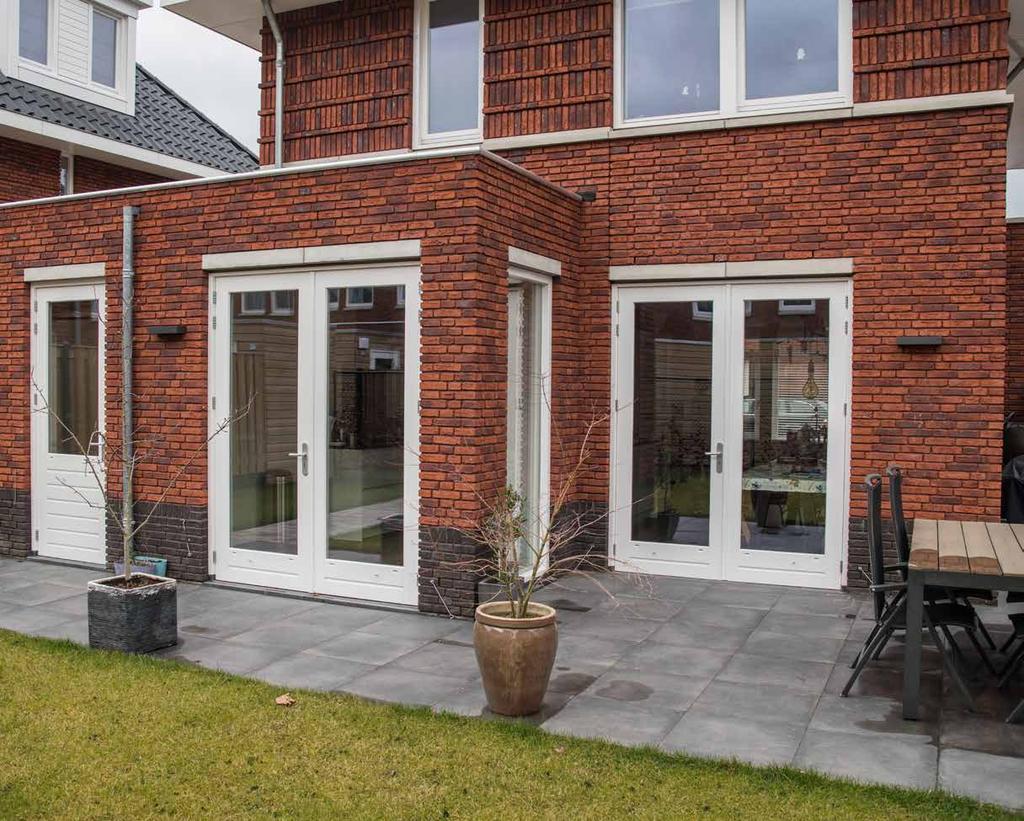 HARDHOUTEN TUINDEURSTELLEN Onze dubbele tuindeuren sluiten perfect op elkaar aan en kunnen volledig worden aangepast aan de stijl van de woning.