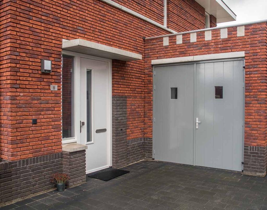 GEÏSOLEERDE GARAGEDEUREN Kegro Deuren biedt een ruim assortiment aan enkele of dubbele garagedeuren, naar wens met glasopening of voorzien van geïsoleerde panelen, lijstwerk en groevenpatronen.