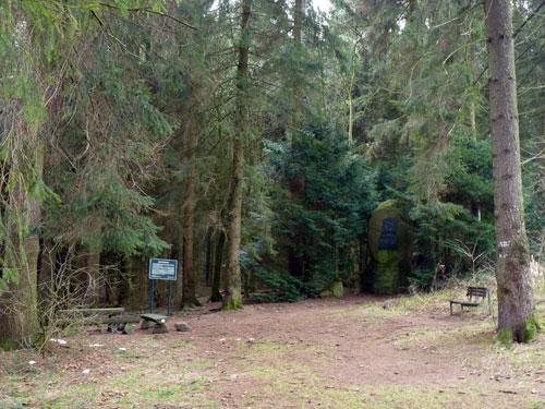 Tegenover deze 'kom' gaat een breed pad steil omhoog en van veraf is al te zien dat daar de X25 langs loopt. We lopen dus rond het 'gat' in de berg en beginnen aan de klim linksaf omhoog.