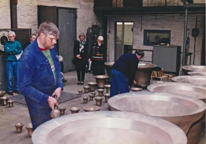 Keuren van de schoongemaakte en gestemde klokken bij Petit & Fritsen in Aarle-Rixtel Na het inhijsen van de klokken en overige materialen heeft in april 1996
