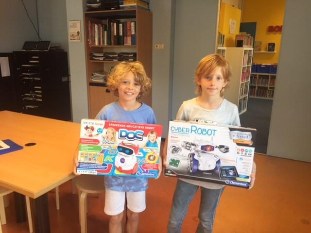 ROBOTS IN DE KLAS... Sinds kort zijn er twee robots aanwezig op onze school. Deze robots zijn geschonken door Marc Dolman, vader van Lasse uit groep 7. Marc werkt voor de Universiteit Maastricht.