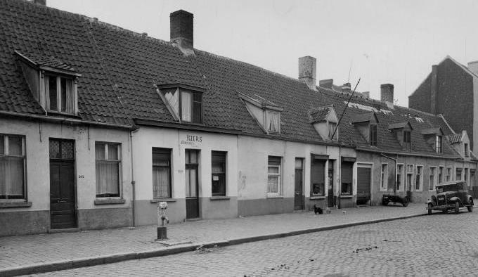 In 1911 waren er in de St Lievenspoortstraat 43 cafés. Heden, 3?
