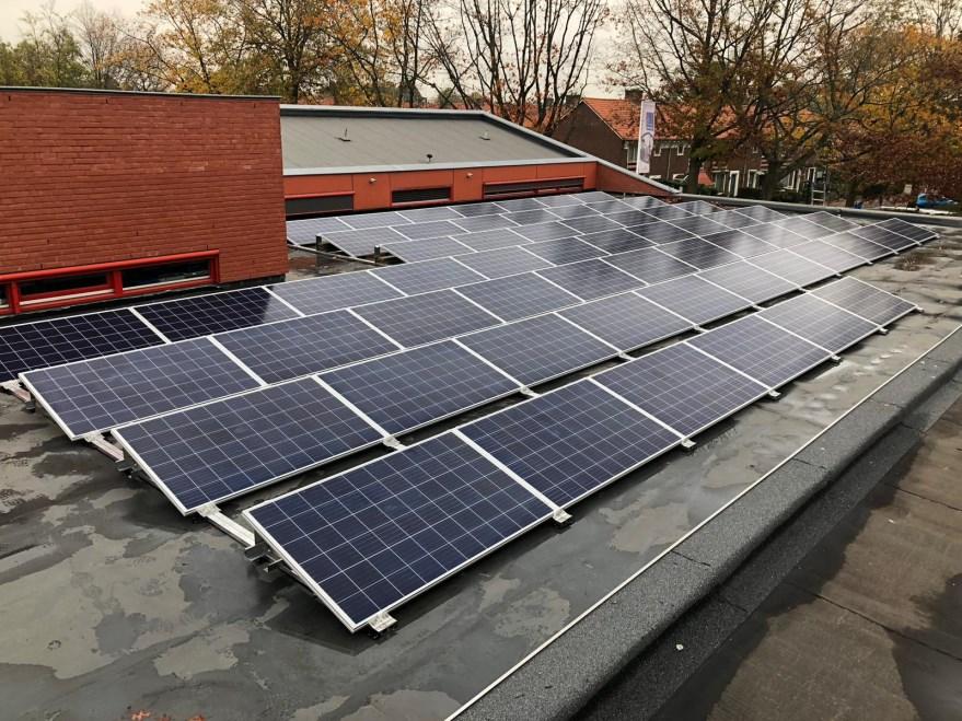Zonnepanelen In de herfstvakantie zijn op het dak van de school 60 zonnepanelen gelegd. Een mooi initiatief van onze stichting om alle scholen van EemVallei Educatief energie neutraal te maken.