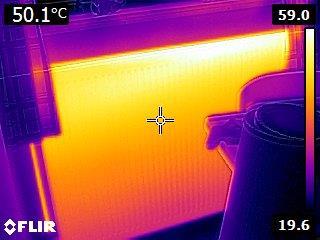 Daarnaast is koude infiltratie veelal met een vingen/hand waar te nemen. Voornamelijk bij koudere temperaturen en wanneer de wind op de gevel staat.