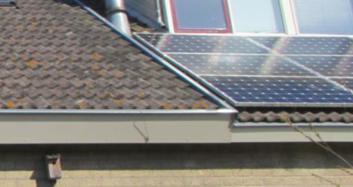 Indien het bitumen aan vervanging toe is, dan is het verstandig om het dak te isoleren aan de buitenzijde.
