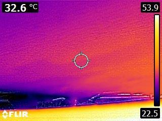 Een goede manier om de stralingswarmte van de radiatoren de kamer in te leiden is door de achterzijde van de radiator of wand te beplakken met