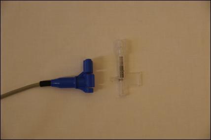 Centraal veneuze katheter met aansluiting injectaatsensor 1 = Centraal veneuze katheter 2 = Blauw drieweg kraantje