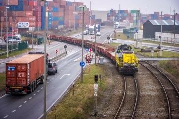 Vrachtwagenbestuurders - Haven van Antwerpen - Eindejaarsactie «Drive home SAFE for the holidays!» Bijna 1 op de 3 ongevallen aan overwegen in heel België gebeurt in havengebied.