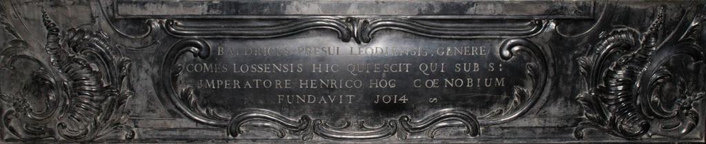 Analyses en vastzettingen Bron 1 Onderstaand graf is bewaard in een Luikse kerk.