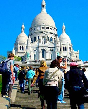 beroemde stadswijken als Montmartre en langs gelegenheden als de Moulin Rouge.