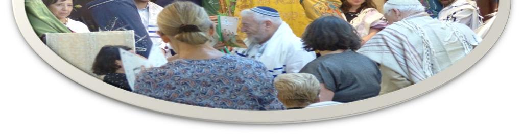 Met de Torah (de 5 Wetsrollen) in de armen gaat men dansend en zingend, klappend de hele zaal rond, onder begeleiding van gitaar en met veel