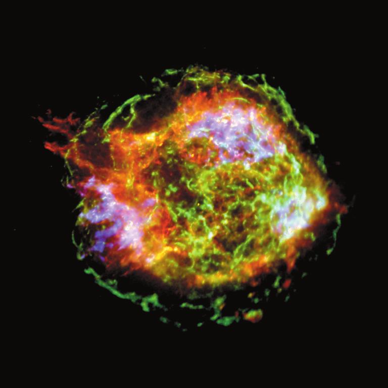 Cassiopeia A (rechts) explodeerde waarschijnlijk rond 1680 en wordt gezien als een typische core-collapse supernova.