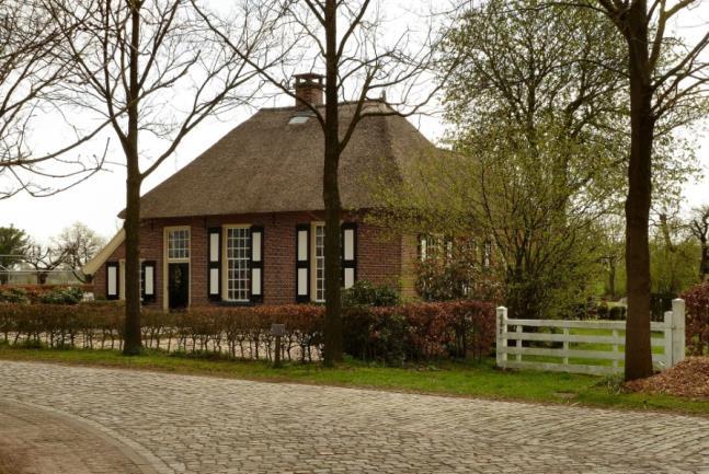 Boerderij Hofplaats (Albersdijk 20) is een van de 3 rijksmonumenten in Oele.