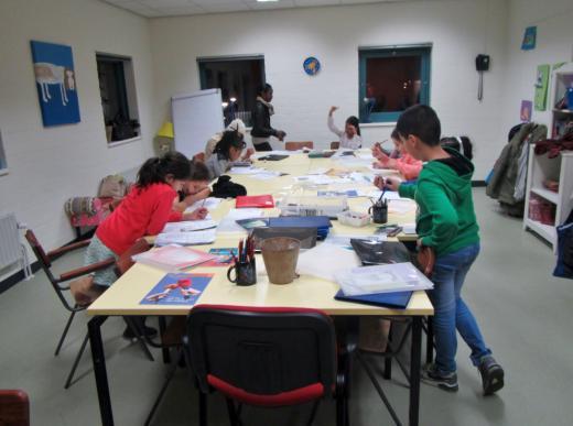 collega s en twee vrijwilligers enthousiast begonnen met het geven van begeleiding in schoolvakken en CITO training op papier en PC.
