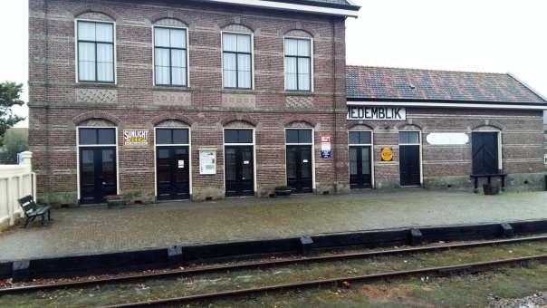 15 november 2016: op het stationsgebouw van Medemblik