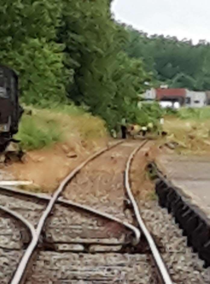 18 juni 2016: op het station van Wognum is de Weg & Werken-ploeg bezig met het vervangen van een deel van spoor 2, ter