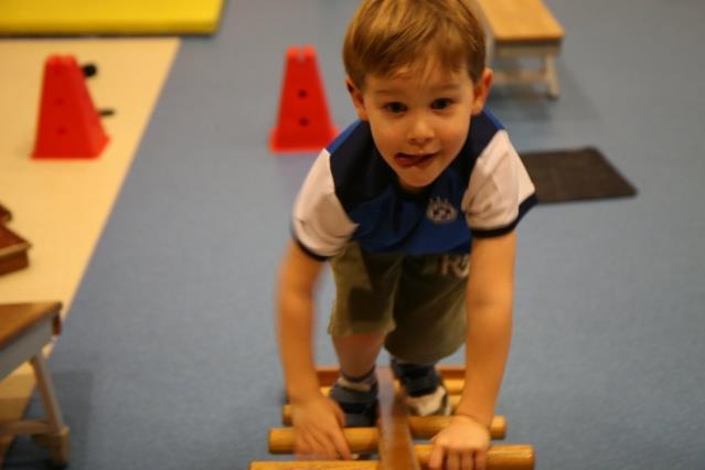 1. BEWEGINGSONDERWIJS BUITEN VOOR GROEP 1 T/M 4 THEORIE Workshoptekst Buiten in de schoolomgeving - liggen vele mogelijkheden om te bewegen en te spelen.