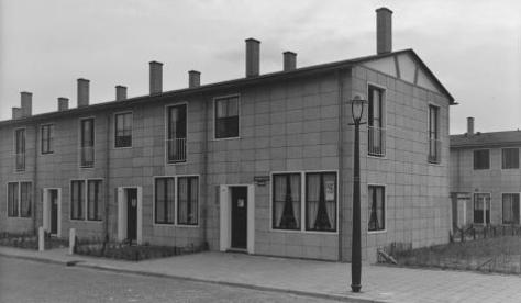 Om aan de gigantische woningvraag te kunnen voldoen, was snelle, betaalbare massaproductie noodzakelijk. Op verzoek van de Nederlandse overheid vertrokken de architecten J.F. Berghoef en H.T.