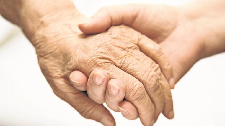 Communicatietips bij personen met dementie 10) Een schouderklopje, een aanraking zeggen soms meer dan woorden Door mensen een arm te geven, eens over hun hand te strelen, een schouderklopje te geven,