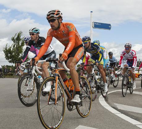 Daarnaast worden elk jaar tientallen toertochten georganiseerd, waarvan er een aantal nationale bekendheid genieten. Ook is West-Brabant de bakermat van bekende coureurs.