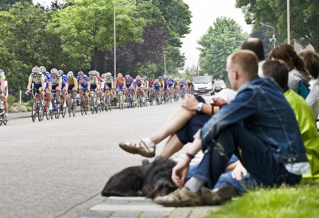 WIELERSPORT MIDDEN IN DE SAMENLEVING MAATSCHAPPELIJKE EFFECTEN VAN WIELEREVENEMENTEN DOELEN Versterken en