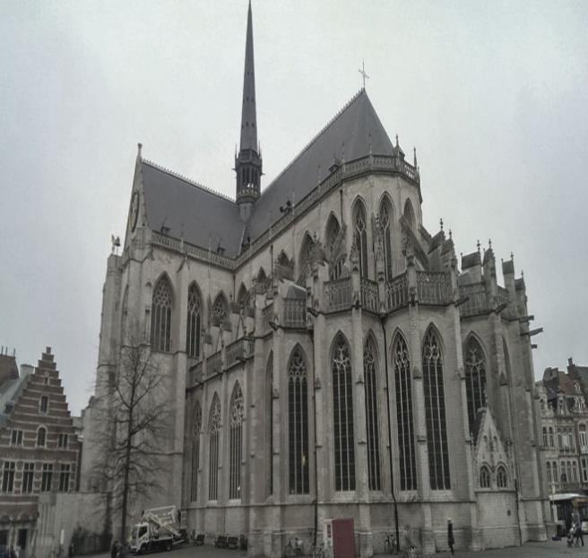 Het tweede wat hem opviel was een grafsteen in de grond van de kerk. Hij zei dat alleen de rijke mensen vroeger in de kerk werden begraven (letterlijk).