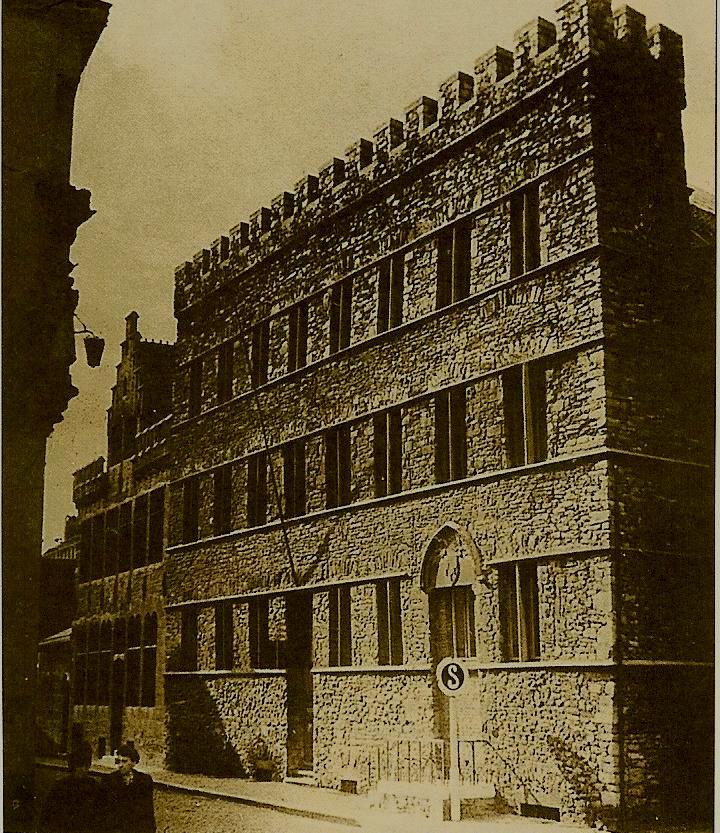 Nederpolder 2 In 1910 werd het stadseigendom. In 1912 gestart met de werken, Het Hoofdkwartier van de Schooldienst was vroeger in het stadhuis.