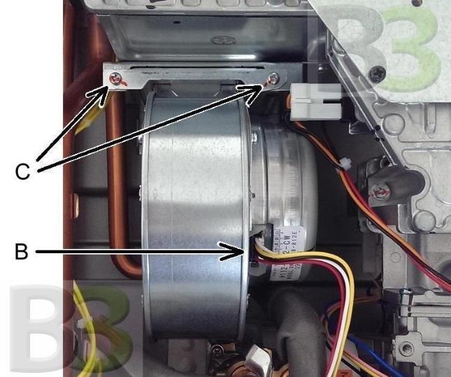 - Verwijder de schroeven (C) en trek de ventilator naar voren.