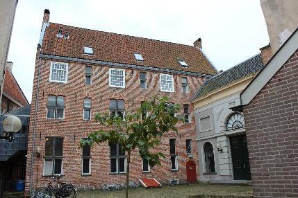 Met de rug naar de Fundatie ziet u het Fraterhuis, het Gasthuis ( nu Herman Brood centrum), Grand Cafe Public met kloostertuin en restanten kapel.