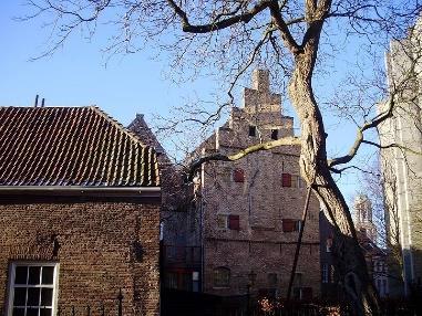 Langhuis waar de scholieren aten, en daar weer naast het Arme Fraterhuis(met trapgevel) Foto s ; Rijke Fraterhuis op Celeplein, Olde Convent Praubstraat en Arme