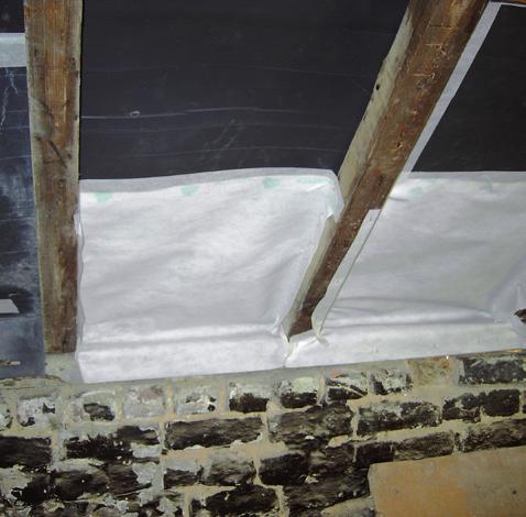 Na het aanbrengen van het luchtscherm is het dak klaar om te laten isoleren. Hiervoor worden inblaasopeningen ge maakt in het luchtscherm, waar langs vervolgens de isolatie wordt ingeblazen.