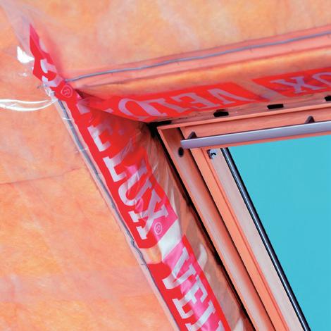 luchtdichte aansluiting (afkleven of afkitten van het luchtscherm op de binnenbepleistering) Bij dakvlakramen en dakkapellen moet u het luchtscherm doortrekken tot en afkleven op het schrijnwerk.