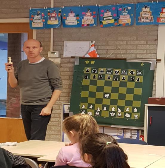 Groep 3 Schaken Deze week kregen de kinderen een schaakles in de klas.