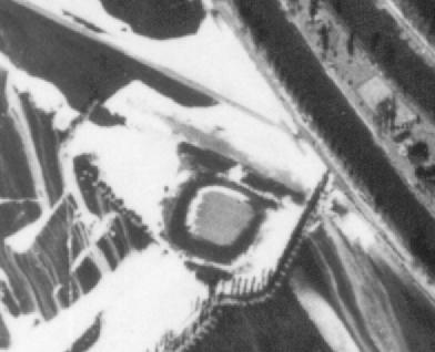 Afb. 13: luchtfoto 20/10/1944 (Royal Air Force), detail Behalve het Verbrand Fort hoort ook de zgn. Verse Vaart bij de onderzoeksobjecten.