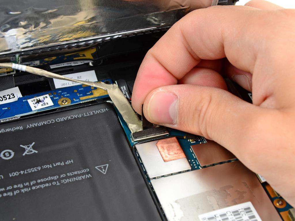 HP TouchPad USB Connector Board Replacement Stap 8 Gebruik de zwarte tabblad toegevoegd aan de