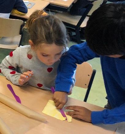 Als afsluiting van het vorige thema en als start van het huidige thema: smakelijk eten, hebben de kinderen in de klas appelflappen gemaakt.