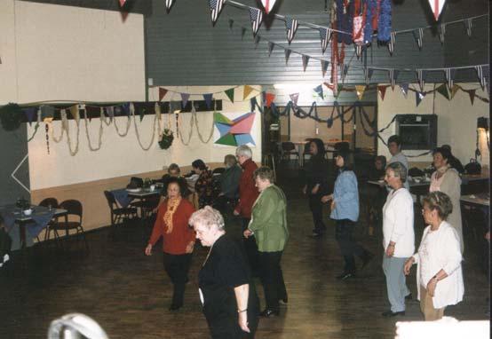 Deze dansleraar gaf ook op elke woensdagavond dansles aan "senioren" (boven de 50) in het wijkhuis de Brem in de wijk Rijpelberg in Helmond.