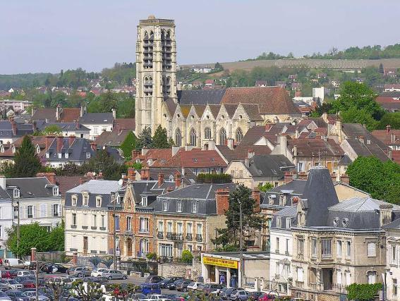 Dit kleine stadje ligt op 60 km van Reims en op 50 km van Epernay.